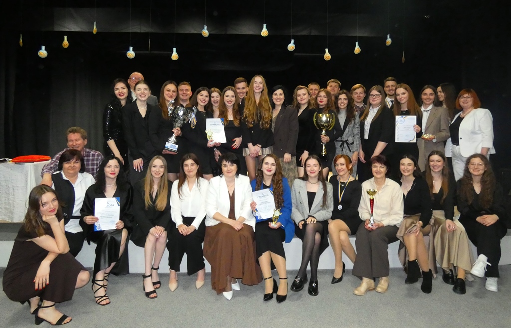 Спільна світлина у мистецькому просторі ТНПУ «Світлиця».jpg